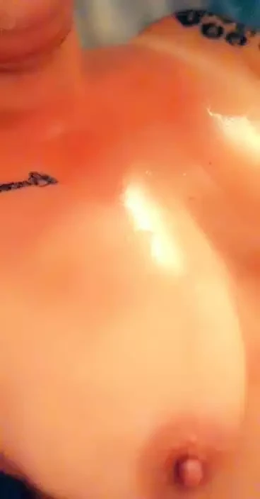 Сексуальная милфа принимает ванну