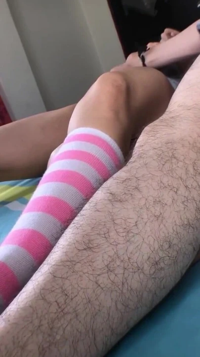 "Üvey babam sikişmek için dışarı çıktığında okuldan sonra üvey kız kardeşimi ıslak amımı parmaklıyorum"