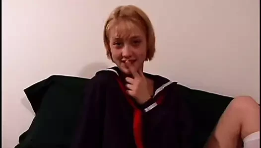 genç asyalı kız yatakta dövülerek alma