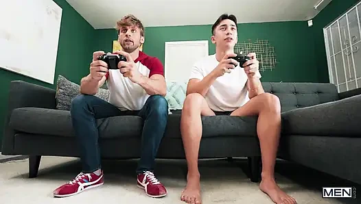 Erkekler - kaslı götlü dom king ve cameron neuton sırayla Matthew Ellis'in sıkı götünü sikiyor