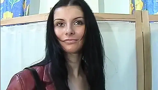 Utangaç Cassandra bebek gibi kız ilk striptiz görüşmesinde