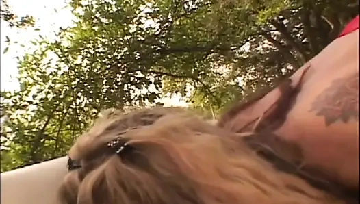 Sarışın sürtük açık havada zar zor sikiliyor