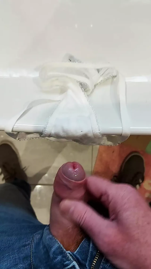 Külotunu koklarken arkadaşının karısının tangasına boşalmak.