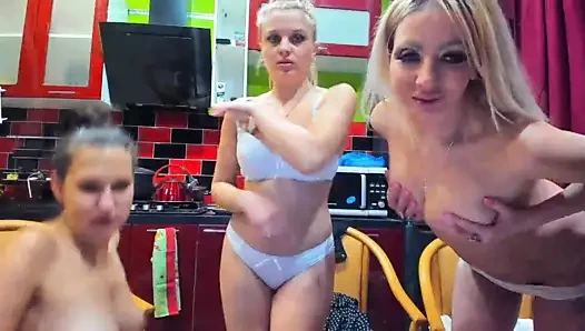 üç Rus sürtükler göster onların pussies