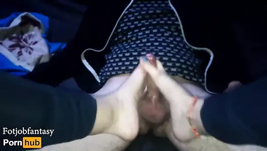 Akşam ayakla mastürbasyon ve ayak parmakları arasında son boşalma