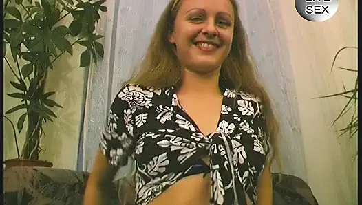 Sarışın hatun sıkı amcığı parmaklıyor ve patlayıcı orgazm oluyor