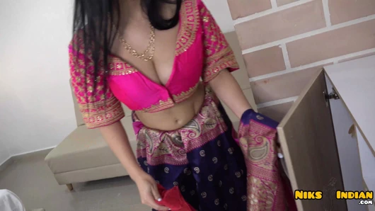 Büyük memeli Hintli MILF, Saree Choli'yi çıkarıyor ve Devar Ji ile sikişiyor