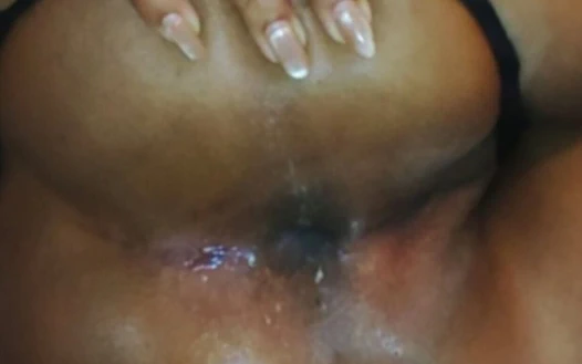 Büyük popolu bir kız, yaşlı bir adamın penisinin tadını çıkarıyor