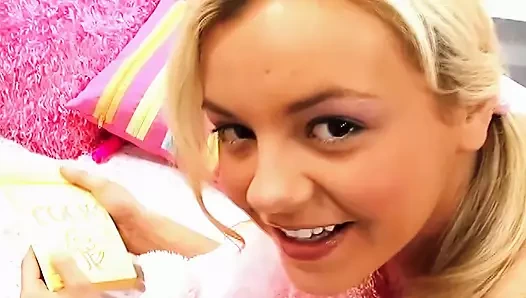 Seksi sarışın Bree Olson tıraşlı amını dolduruyor ve dölle kaplanıyor