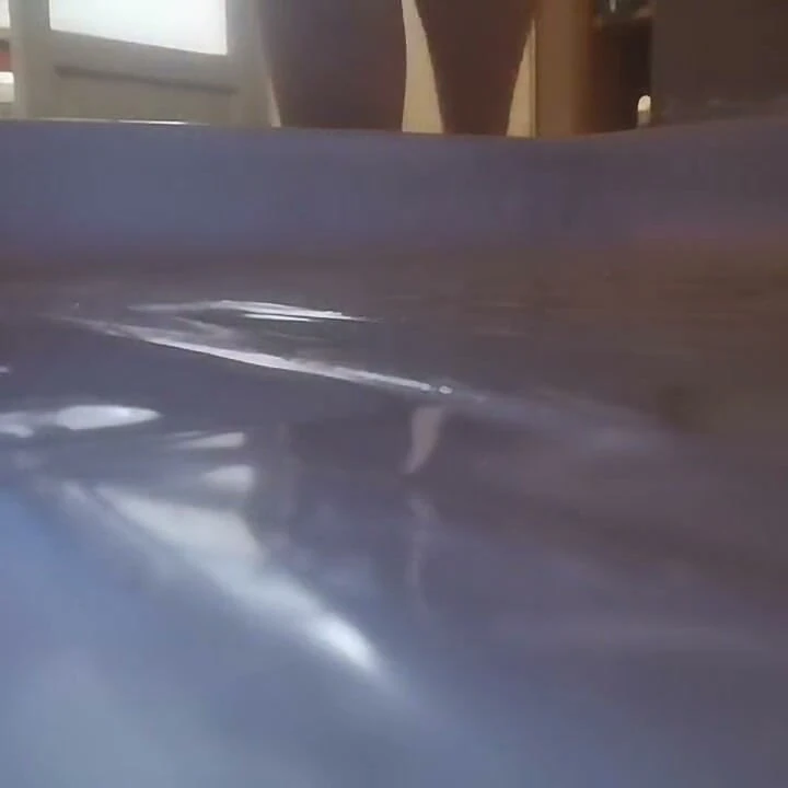 Duş Giantess: Yağmurda Devasa Çıplak Ayaklar