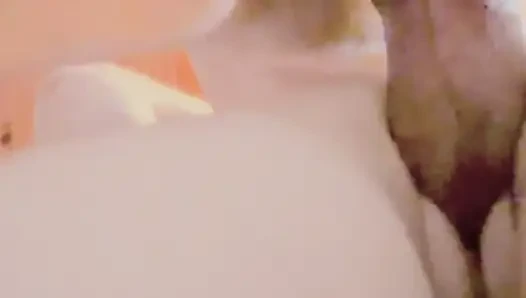 Beni arkadan yakalıyor ve amımı çok sert sikiyor