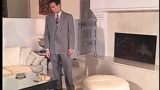 Adam bir kızı alıyor ve onu kanepede sikiyor