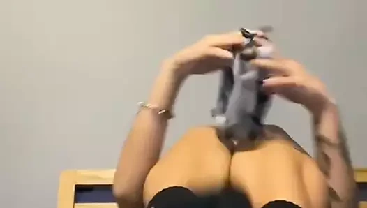 Azgın İskoç dövmeli sürtük kendini sert sikiyor