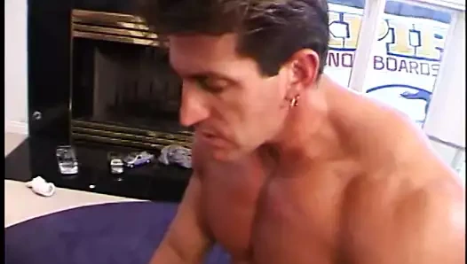 Beyaz adam dilini ve yarağını Asyalı ve beyaz hatunların ıslak amcıklarının içine sokuyor