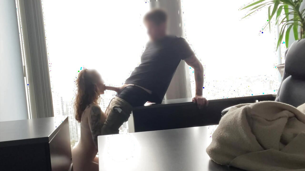 Ofiste sikiş - orta yaşlı seksi patron büyük zenci yarağı ile ateşli genç bir stajyer tarafından domine ediliyor