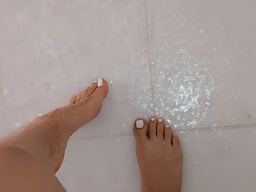 Sarışın biraz dans ediyor sonra duşta işiyor