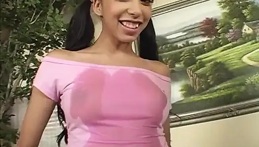 Esmer genç kız amını birçok şekilde pompalatmadan önce yakışıklı bir adama sakso çekiyor