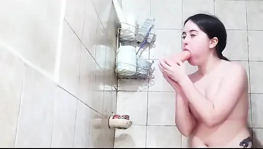 Yavaş ve kışkırtıcı bir sahne, ıslak dudaklar, yoğun bakışlar ve bol tutum