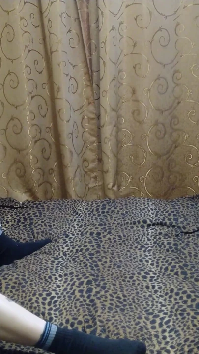 Dövmeli adam sahte yarakla götünü sikiyor ve pirsingli yarağını sıvazlıyor