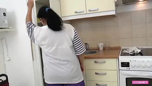 Nine Claudia genç bir adamı emiyor ve sikiyor