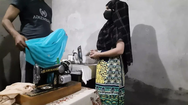 सुंदर मुस्लिम लड़की की दर्जी द्वारा गांड चुदाई, भारतीय डारजी ने गांड मारी