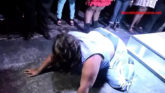 Milf ile dev göğüsler cheats üzerinde erkek arkadaş ile poolboy