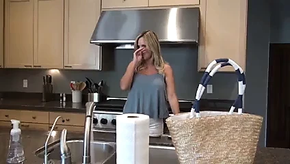 Havuz kenarında bikinili üvey anneyle tanışmak