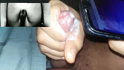 Uzaktan kız arkadaşımla görüntülü görüşmede mastürbasyon
