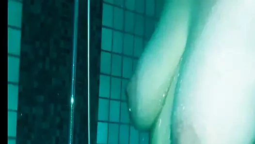 Duschen ist gut fuer die Titten