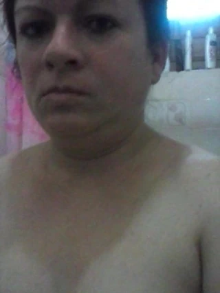 Madura se mostrando no banheiro