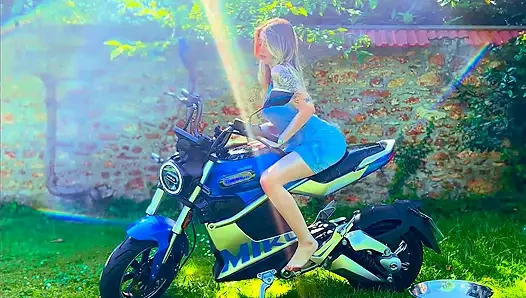 Motosikletli amcık ıslak azdırıyor ve orgazm oluyor
