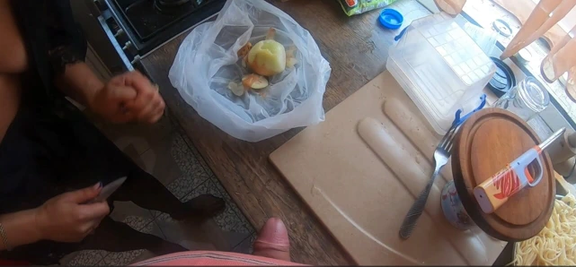 Orta yaşlı seksi kadıncalla'nın maceraları ep 56 pişirme ve emme