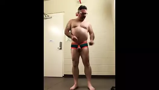Luvbennude soyunuyor ve çıplak bir otelde yürüyor