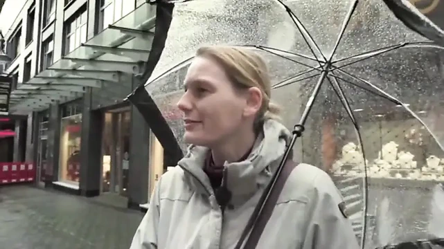 Conny onun o belirli bir şeye sahip olduğunu düşünür, sonra kocası gelir!