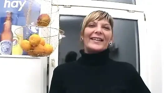 Olgun sarışın dildolarla orgazm olana kadar ıslak amcık