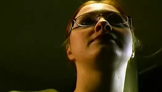 Iyi görünümlü Alman piliç tapıyor emme bir sert horoz içinde pov