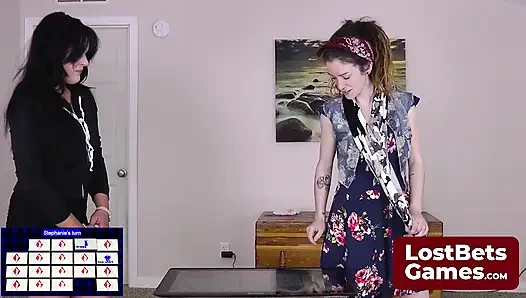 Dreadlocked Stefanie ve eski kamyoncu SarahBeth striptiz bellek oyununda