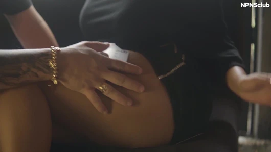 Kart oyunu ateşli oluyor ve sonunda tutkuyla sikişiyoruz