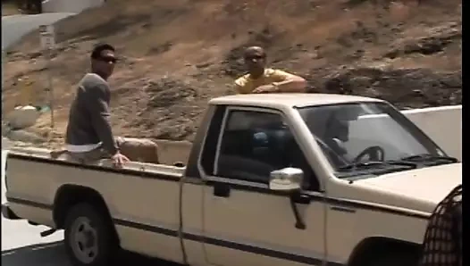 Horoz emme sürtük alır tüm delikler dolu ile çük açık havada