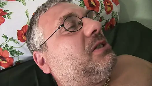 Masaj bahanesiyle, bir üvey baba üvey kızını sakso çekmeye ikna ediyor
