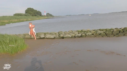 Seksi sarışın plajda götten sikiliyor!!