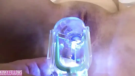 Çarpıcı bir güzellik derin, yoğun bir spirale çekilirken cesur takıntı ortaya çıkıyor