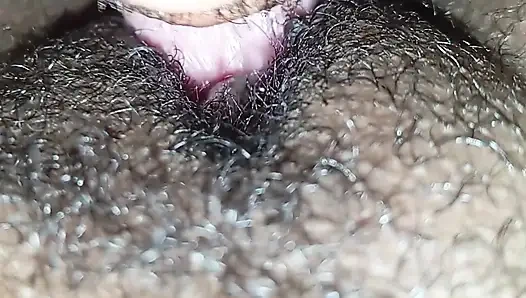 Yepyeni iri güzel kadın favela kulübesinde amını veriyor.