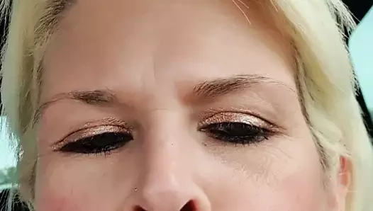 Sürtünme kedi için orgazm içinde araba