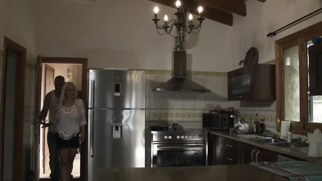 Büyük memeli sarışın yaramaz sikicisinden sikiliyor