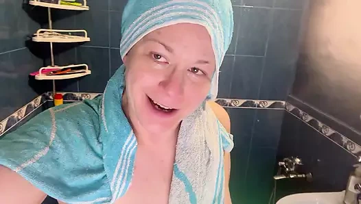 Duş başlığı ve şampuan şişesi ile seksi duş ve mastürbasyon