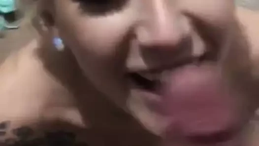 Güzel sarışın serseri yüz bakımı sırasında gülümsüyor