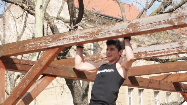 Гетеросексуальный член Джаред Шоу соблазняет своего приятеля на тренировку трах без презерватива