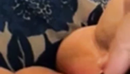 Vibratör üzerinde bir şişman sulu kedi