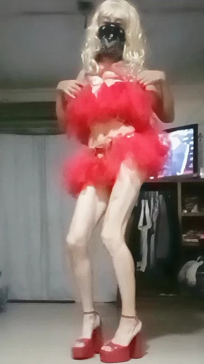 Seksi sıska transeksüel egzotik danzón dansı yapıyor